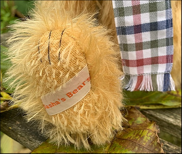 Hector's paw with Sasha's Bears label