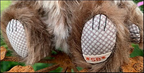 Mimi's paws with the SB label